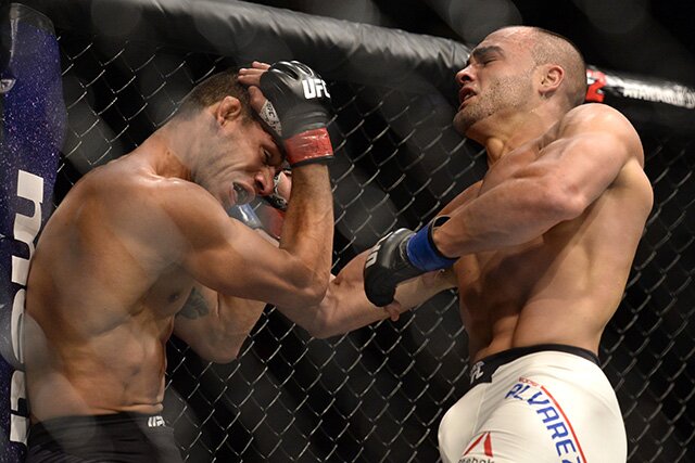 Eddie Alvarez acerta combinação sobre Rafael Dos Anjos (Foto: Brandon Magnus)