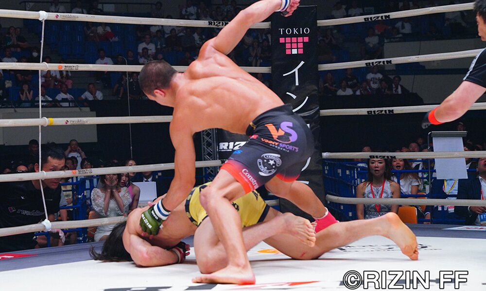 Killer atropela Yachi no segundo round - Foto: Rizin FF/Divulgação